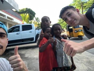 Les élèves ont passé leurs 3 premiers jours de stage. Les premières valises solidaires ont été distribuées, au grand bonheur des petits élèves et professeurs...