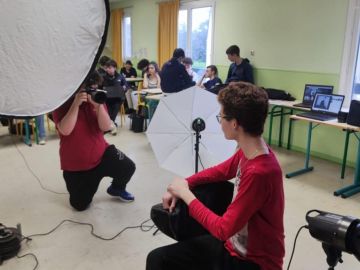 Projet photo en classe de 3eme. Ils jouent les photographes et les modèles. Apprentissage  technique du portrait en studio.